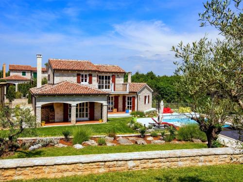 a house with a garden and a swimming pool at Splendid Villa with Private Swimming Pool in Baderna