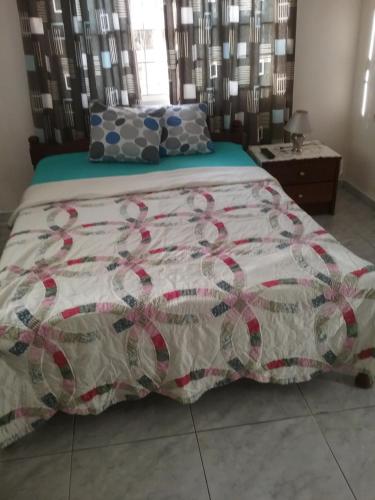 una camera da letto con un letto con un piumone di Chalet Anna's Pavalesto a Landsboerderij