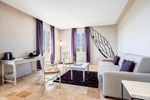 a living room with a couch and a table at Le Fregate Provence in Bandol
