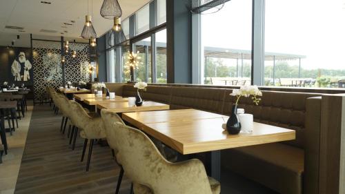 a row of tables and chairs in a restaurant at Fletcher Hotel-Restaurant Het Veerse Meer in Arnemuiden