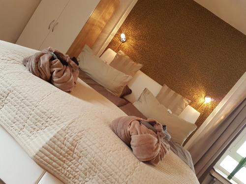 2 Betten in einem Hotelzimmer mit Handtüchern darauf in der Unterkunft Apartment Cologne City in Köln
