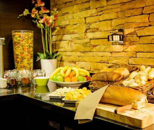 アルネマイデンにあるFletcher Hotel-Restaurant Het Veerse Meerのパンと果物の盛り合わせ