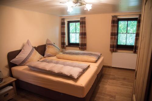 Säng eller sängar i ett rum på Ferienhaus Schmiedehof