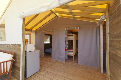 Saint-JeannetにあるCamping Les Cent Chênesのテント付きの客室で、ベッドが備わります。