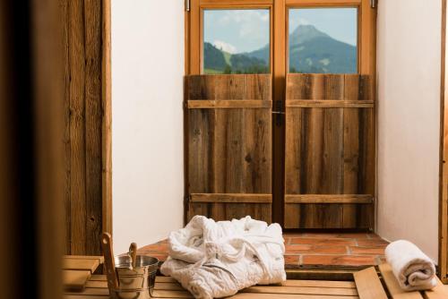 Pokój z drewnianymi drzwiami i drewnianą podłogą w obiekcie Hotel & Gourmetwirtshaus Kirchenwirt seit 1326 w mieście Leogang