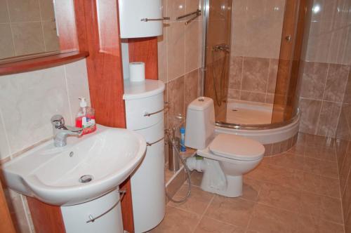 Ванна кімната в KyivStay Pochaynynska Apartment