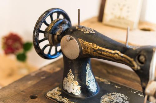 a sewing machine sitting on top of a counter at Hotel & Gourmetwirtshaus Kirchenwirt seit 1326 in Leogang