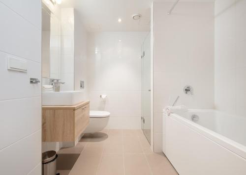 Koupelna v ubytování 8ERA Business Executive Rotermanni Apartments