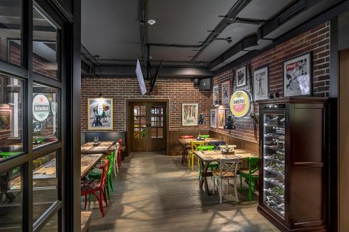 un ristorante con tavoli, sedie e pareti in mattoni di AmstelSki a Bukovel