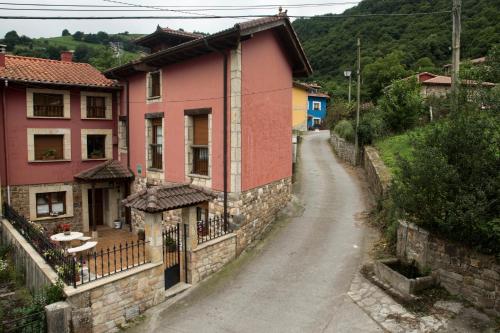 an empty street in a village with houses at Apartamentos la Regoria in Arenas de Cabrales