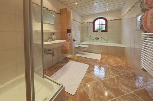 Phòng tắm tại Appartement Andreas Gstrein