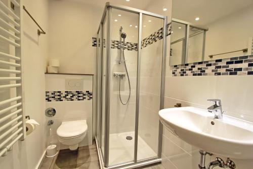 ヘルヌムにあるStrandmuschelのバスルーム(シャワー、洗面台、トイレ付)