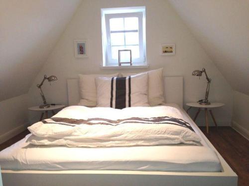 ヘルヌムにあるHaus-Beckのベッドルーム1室(窓、白いベッド1台付)