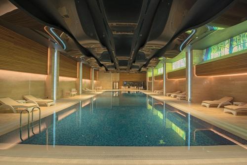 Bazén v ubytování Bayır Diamond Hotel & Convention Center Konya nebo v jeho okolí