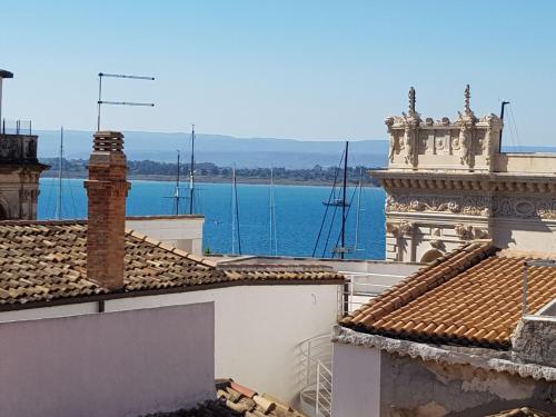 シラクーサにあるNel cuore di Ortigia!!の建物の屋根から海の景色を望めます。