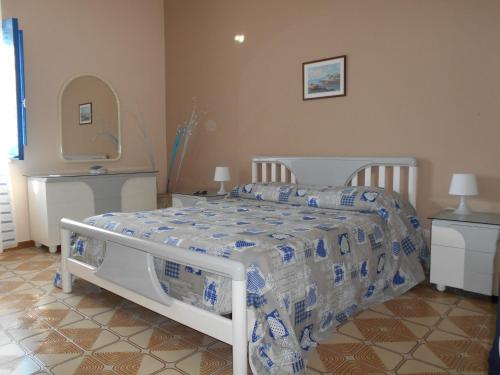 シラクーサにあるCasa Deli - Le Farfalle Bluのベッドルーム(ベッド1台、鏡付)