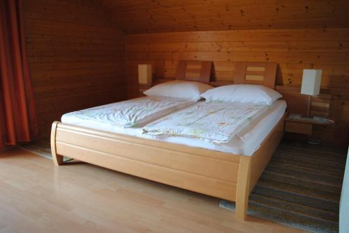 เตียงในห้องที่ Gästehaus Lindermuth