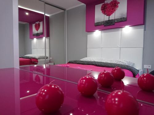 キェルツェにあるApartament Exclusiveのピンクルーム(赤い風船付きのベッド付)