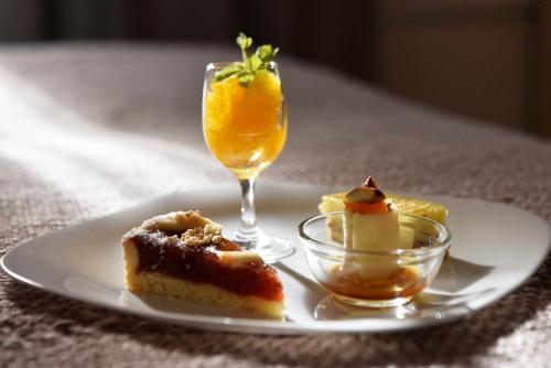 a plate with a dessert and a glass of orange juice at Brizo Salta in Salta