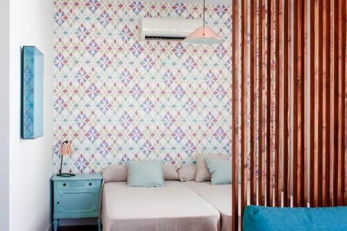 塞維利亞的住宿－Ático céntrico con vistas，一间小卧室,配有一张床和一面墙