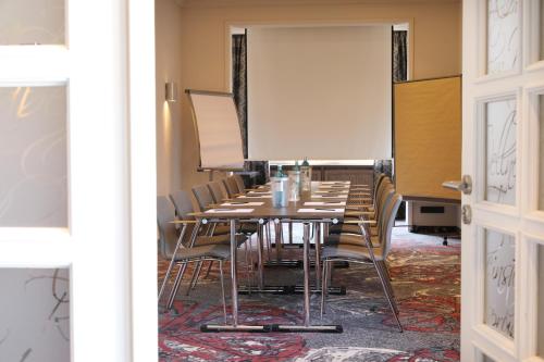 a conference room with a long table and chairs at Nägler´s Fine Lounge Hotel in Oestrich-Winkel