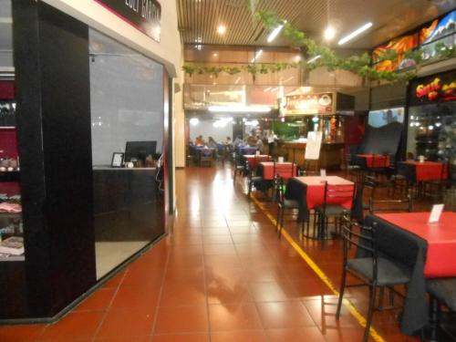 un comedor con mesas rojas y sillas en un restaurante en Departamento Mendoza Centro "A lo de Cristian" en Mendoza
