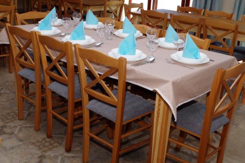 Un restaurante u otro lugar para comer en Tölgyfa Fogadó