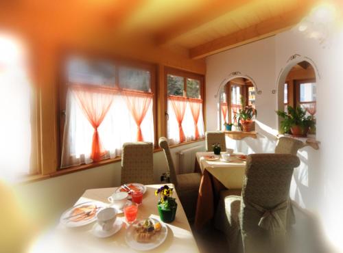 Restaurant ou autre lieu de restauration dans l'établissement Residence Garnì Il Giglio