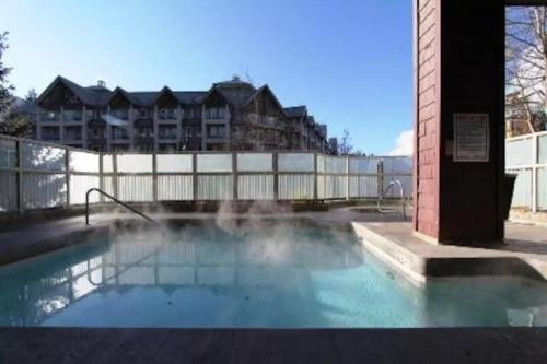 Swimmingpoolen hos eller tæt på R & R Retreat Luxury Condo