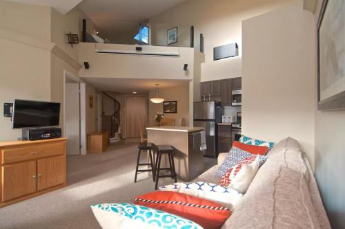 Gallery image of R & R Retreat Luxury Condo in Whistler