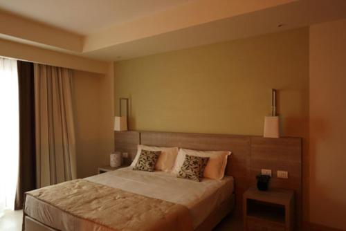 a bedroom with a large bed and a window at Turin Airport Hotel & Residence in San Francesco al Campo
