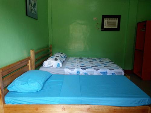 Łóżko lub łóżka w pokoju w obiekcie R&D Traveller's Inn