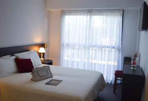 Postel nebo postele na pokoji v ubytování Montecarlo Hotel & Apart