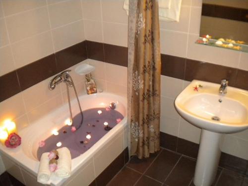 La salle de bains est pourvue d'une baignoire, d'un lavabo et de toilettes. dans l'établissement Katerina Studios & Apartments, à Ierápetra