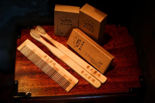 a wooden table with three wooden brushes and a comb at Ridge Inn in Longsheng