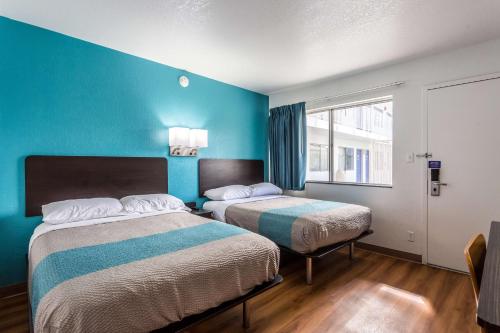 twee bedden in een kamer met blauwe muren bij Motel 6-Blythe, CA in Blythe