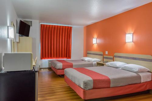 Postel nebo postele na pokoji v ubytování Motel 6-Redmond, OR