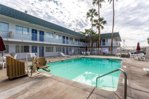 ein Pool vor einem Hotel in der Unterkunft Motel 6-Blythe, CA in Blythe