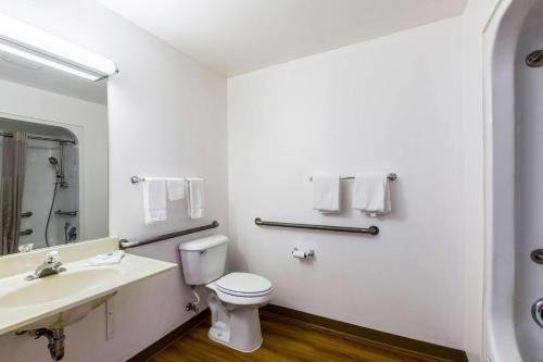 Ένα μπάνιο στο Motel 6-Baraboo, WI - Lake Delton-Wisconsin Dells