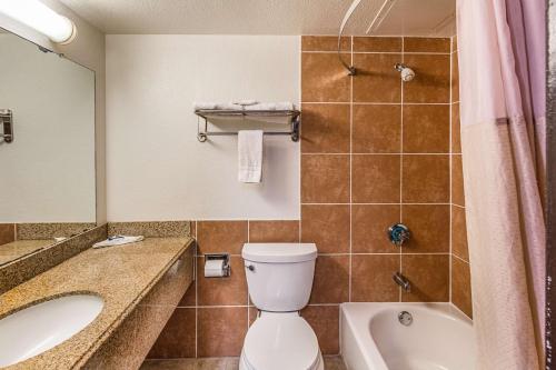 a bathroom with a toilet and a sink and a tub at Motel 6-Lancaster, TX - DeSoto - Lancaster in Lancaster