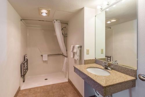 Ett badrum på Motel 6-Astoria, OR