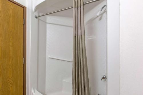 Ванная комната в Motel 6-Baraboo, WI - Lake Delton-Wisconsin Dells