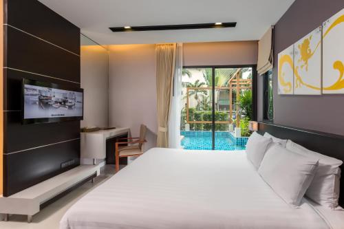 Postel nebo postele na pokoji v ubytování The Charm Resort Phuket - SHA Certified