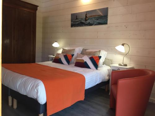 Minihy-TréguierにあるChambres d'hôtes Penkerのベッドルーム1室(ベッド2台、赤い椅子付)