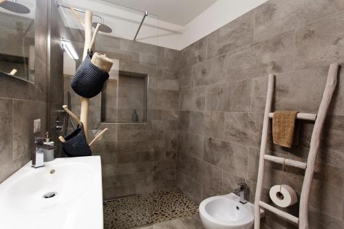 La salle de bains est pourvue d'un lavabo et de toilettes. dans l'établissement Nido al Mare - by Vacation Service, à Cefalù