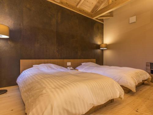 two beds sitting in a room with at Yunotani Senkei in Totsukawa