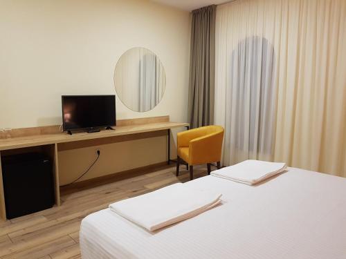 a hotel room with two beds and a mirror at Babaneuris Marani in Babaneuri