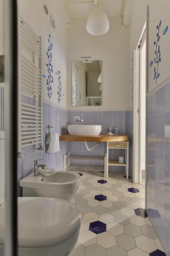 a bathroom with two sinks and two toilets at Mare amore @ Riomaggiore in Riomaggiore