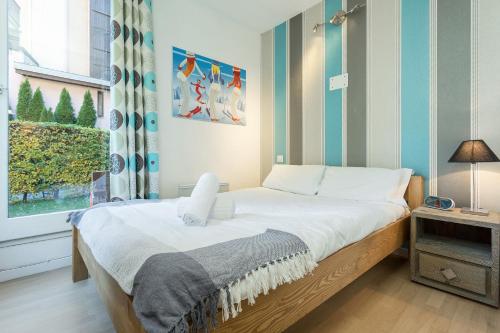 um quarto com uma cama grande e uma janela em Apartment Triolet Jardin em Chamonix-Mont-Blanc