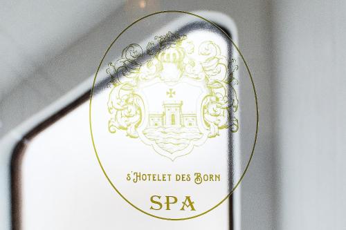 a close up of a magnifying glass on a bottle of wine at S'Hotelet d'es Born - Suites & SPA in Ciutadella